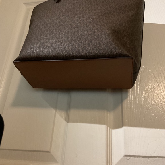 🪅NWOT Michael Kors Jet Set Medium Signature Print Pocket Tote Bag - Picture 6 of 6